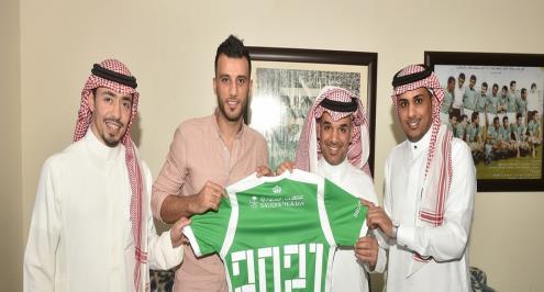 الأهلي السعودي يُعلن التجديد للاعبه عمر السومة